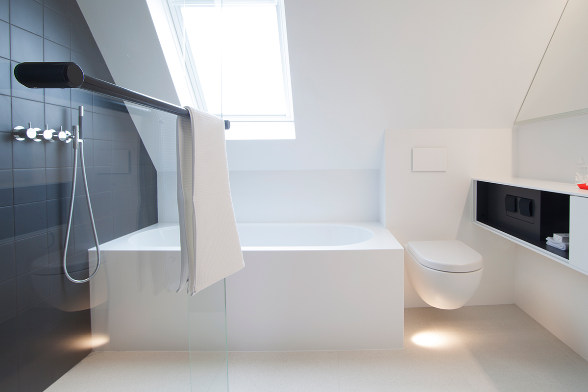 Maatwerk Studio Doccia badkamer met douche, ligbad toilet en badmeubel