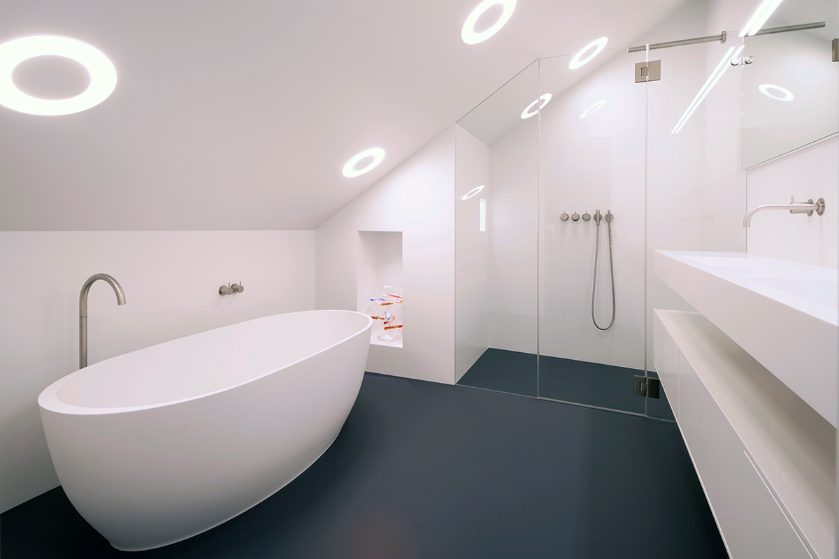 High-end Studio Doccia badkamer met gietvloer en vrijstaand Not Only White ligbad Loop