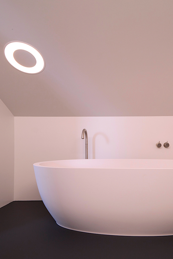 Maatwerk minimalistische badkamer met gietvloer in Sneek. Ontwerp Oliver Drent voor Studio Doccia. Vrijstaand bad van Not Only White, kranen Vola