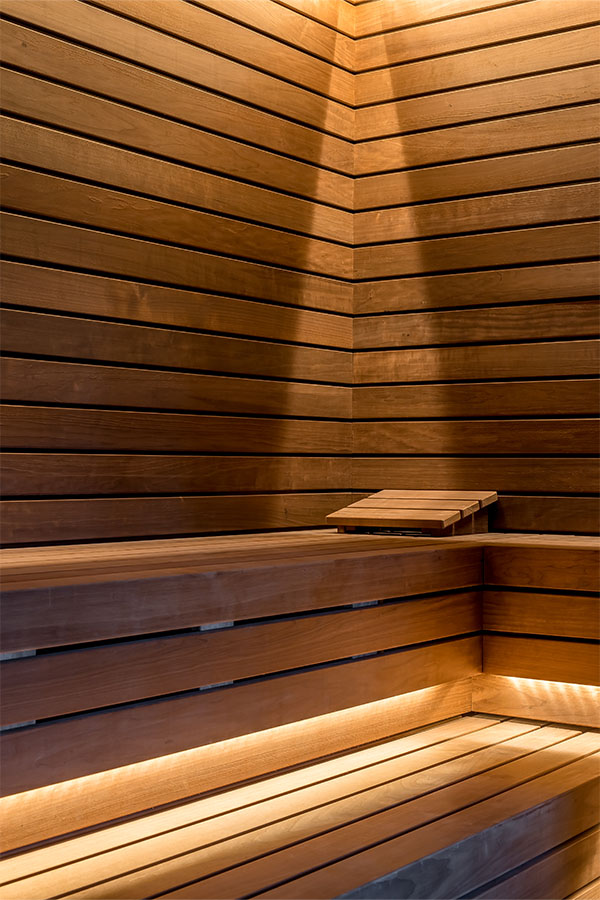 Maatwerk design sauna met horizontale schroten en led-verlichting. Ontwerp Oliver Drent voor Studio Doccia.