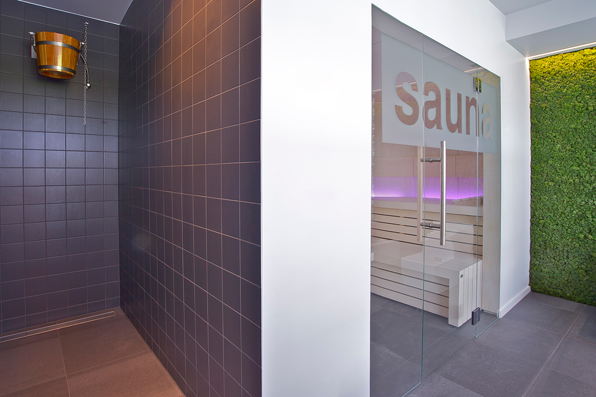 Maatwerk stortdouche met Mosa tegels en luxe lichte design sauna voor wellness ruimte te Assen, ontwerp Oliver Drent voor Studio Doccia.