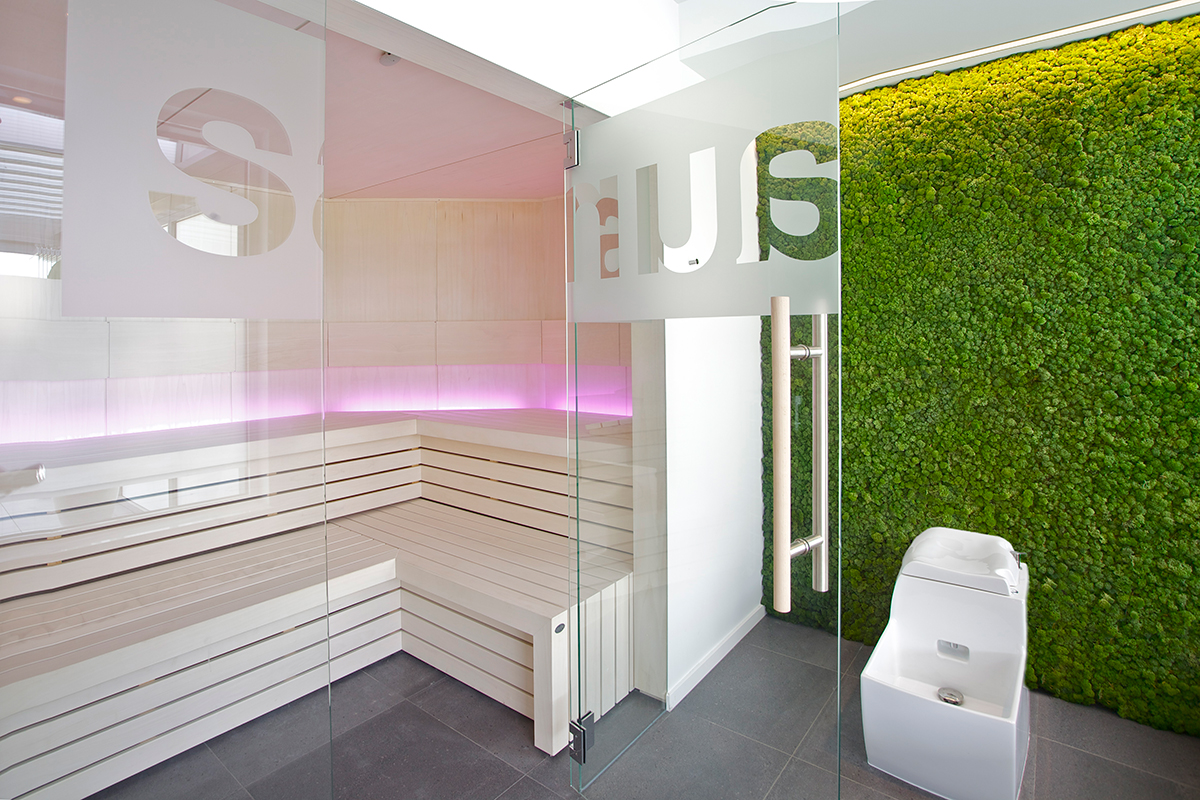 Maatwerk luxe lichte design sauna en voetendouche met mr Moss wand voor wellness ruimte te Assen, ontwerp Oliver Drent voor Studio Doccia.