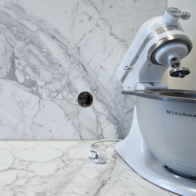 Maatwerk keuken in Amsterdam met Carrara marmeren blad. Ontwerp Studio Doccia.