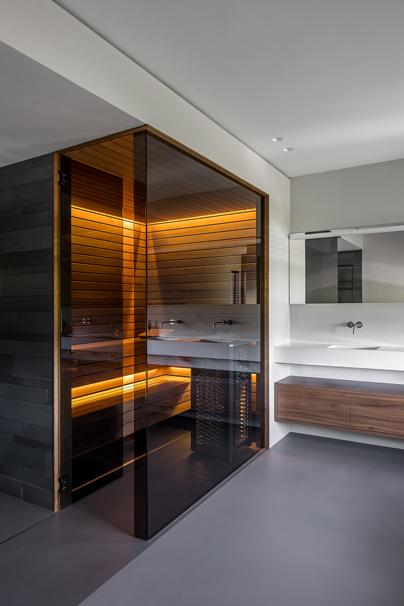 Maatwerk sauna met grijs glazen wanden, ontwerp Studio Doccia