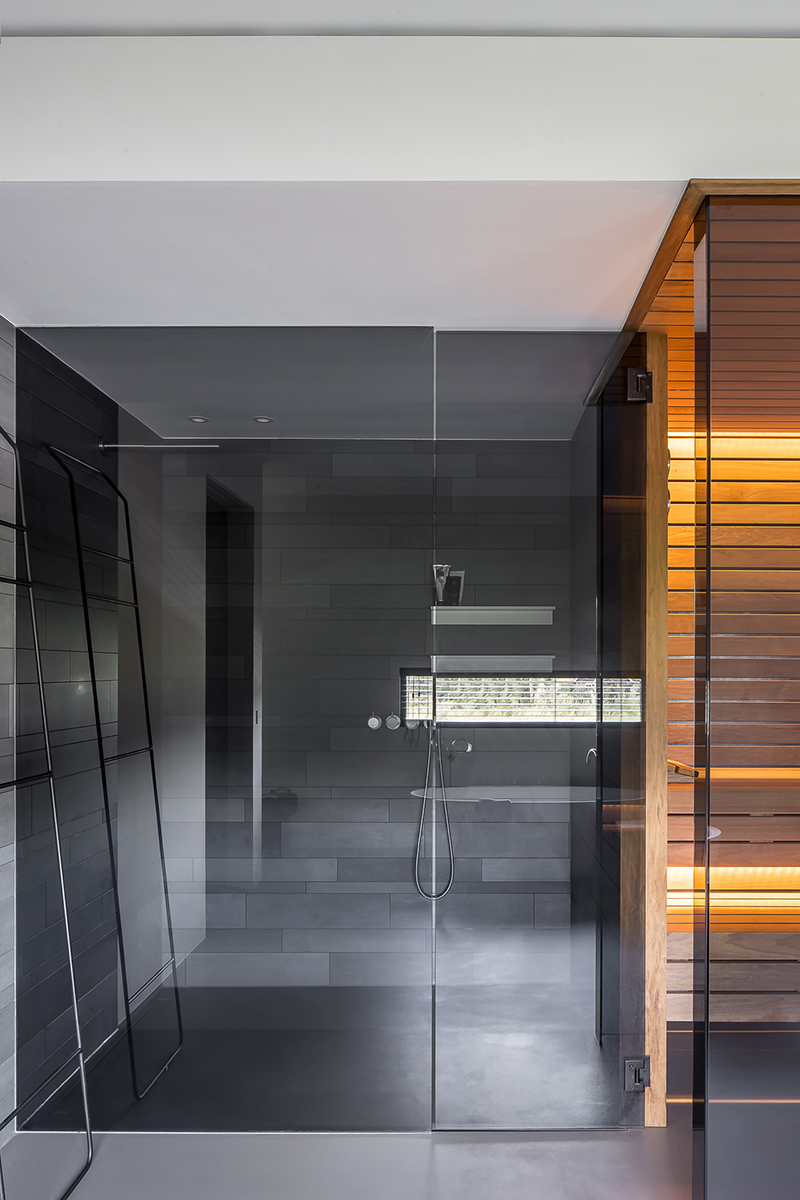 Maatwerk sauna en inloopdouche met grijs glazen wanden, ontwerp Studio Doccia
