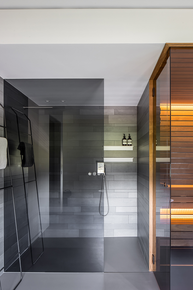 Maatwerk sauna en inloopdouche met Mosa tegels, ontwerp Studio Doccia