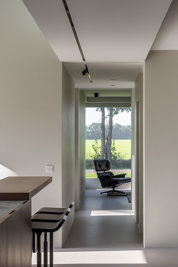 High-end interieur door Studio Doccia. Gietvloer, stucwerk en Modular verlichting. Lem krukken en Vitra Eames lounge chair.