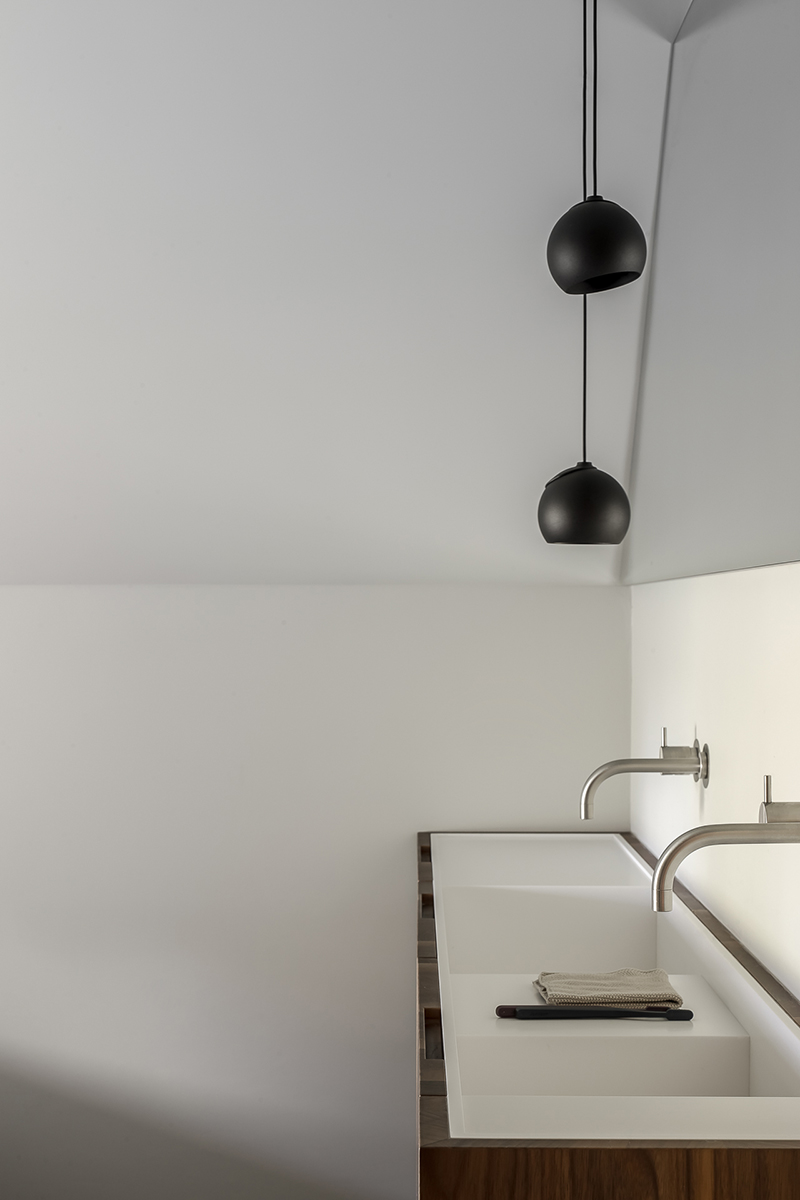 Maatwerk badkamer Studio Doccia met Vola rvs geborstelde wandmengkraan en Modular verlichting
