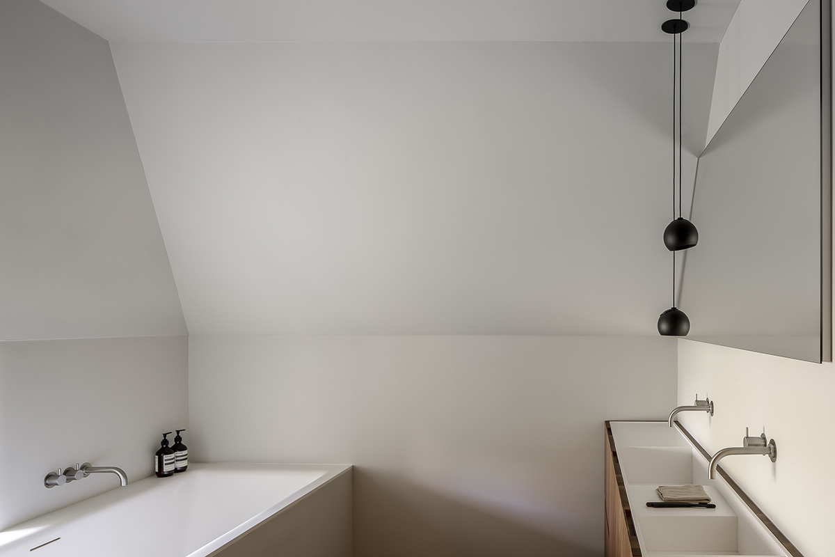 Maatwerk Studio Doccia badkamer met ligbad en badmeubel, Vola kranen en Modular verlichting