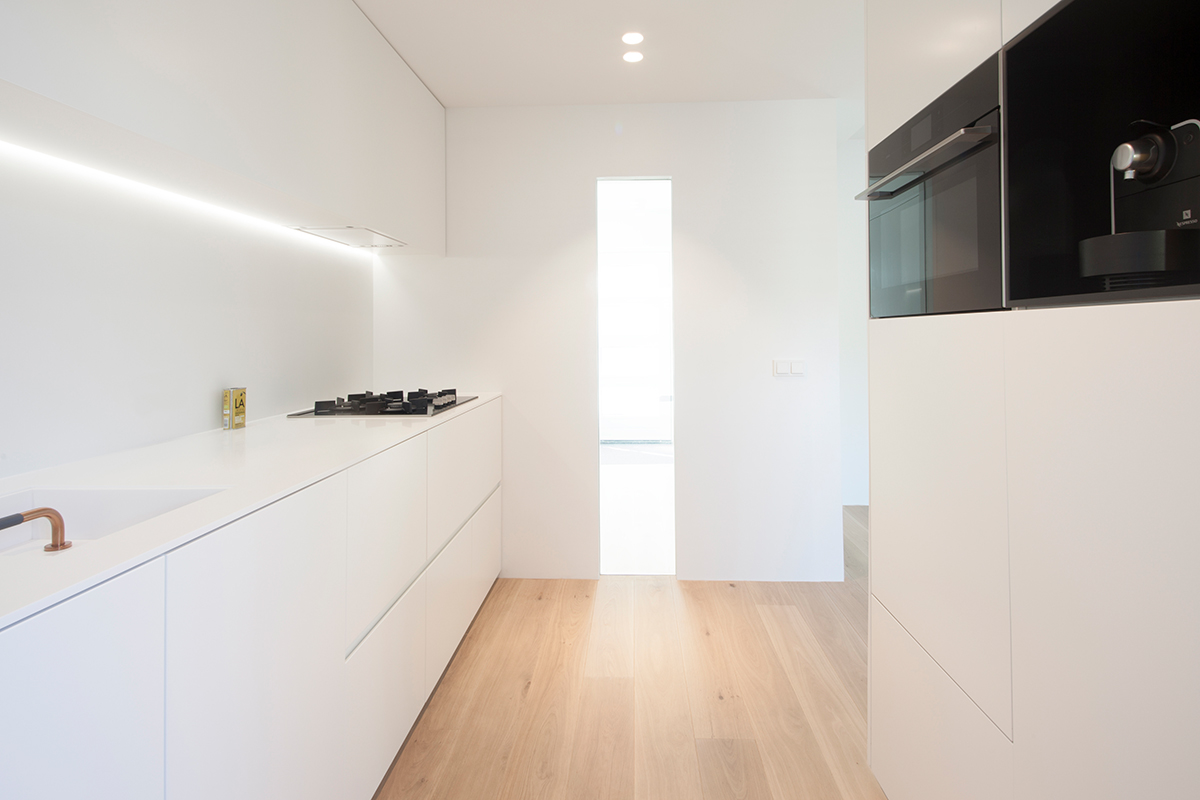 Maatwerk witte keuken in Corian door Studio Doccia.
